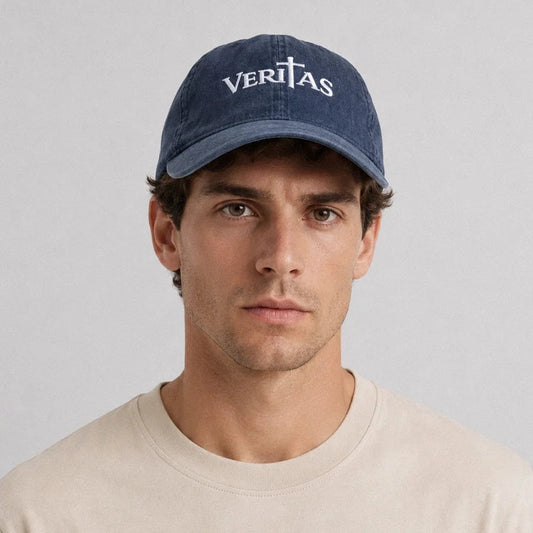 Hombre con gorra cristiana azul marino VERITAS