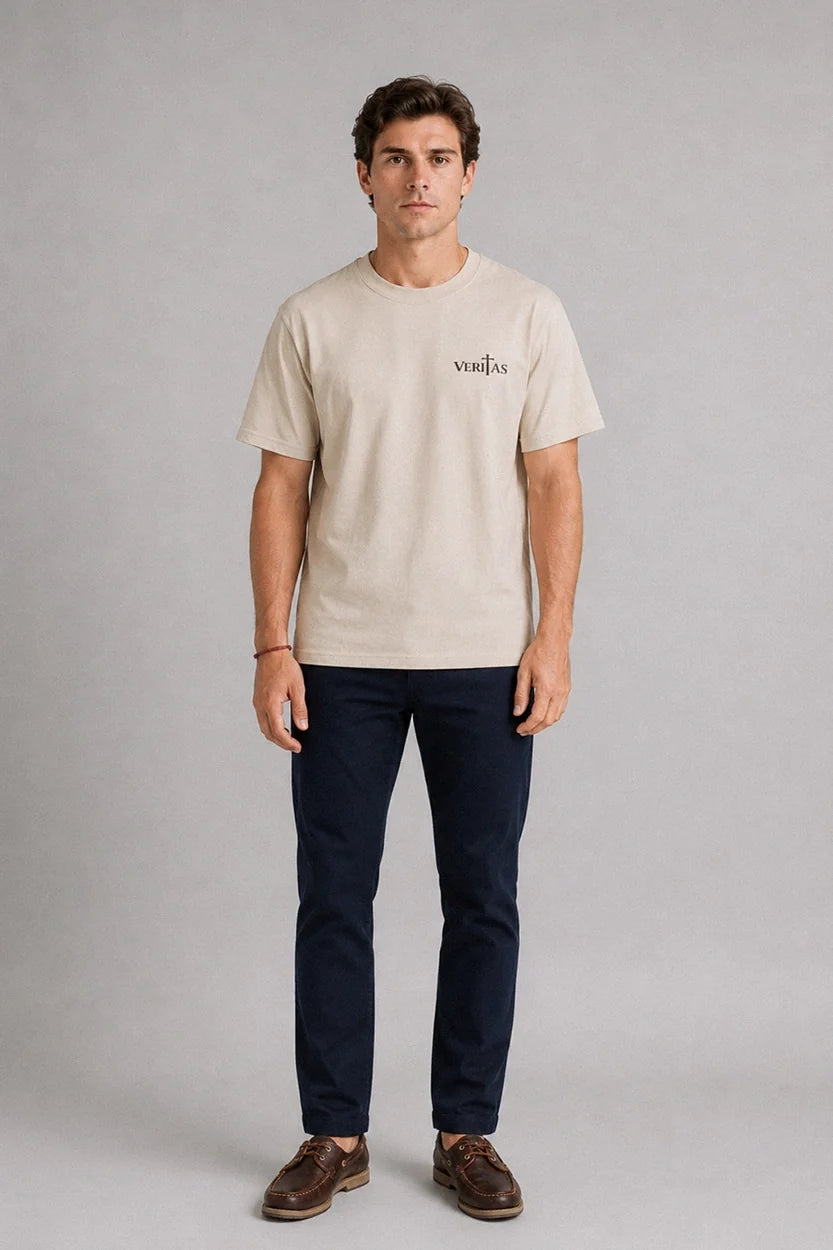 Modelo con camiseta cristiana beige Mi promesa de VERITAS