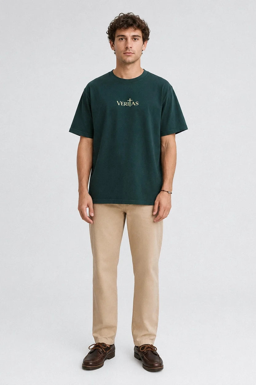 Modelo con camiseta cristiana verde Juan 8:32 de VERITAS