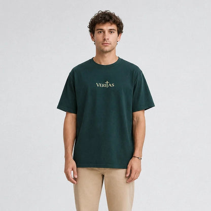 Modelo con camiseta cristiana verde Juan 8:32 de VERITAS