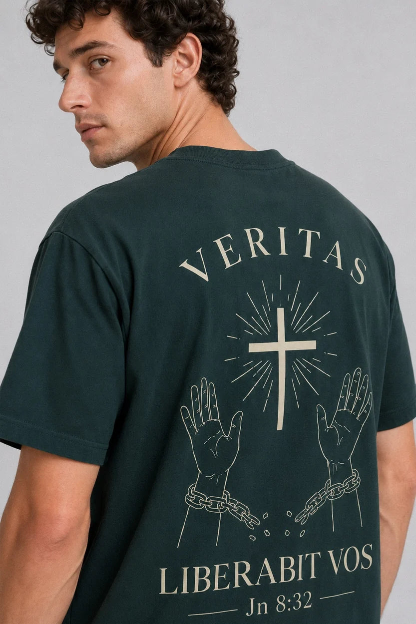 Detalle de la impresión trasera de la camiseta cristiana verde VERITAS