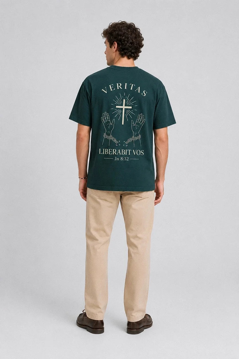 Modelo vista trasera con camiseta cristiana verde Juan 8:32 de VERITAS