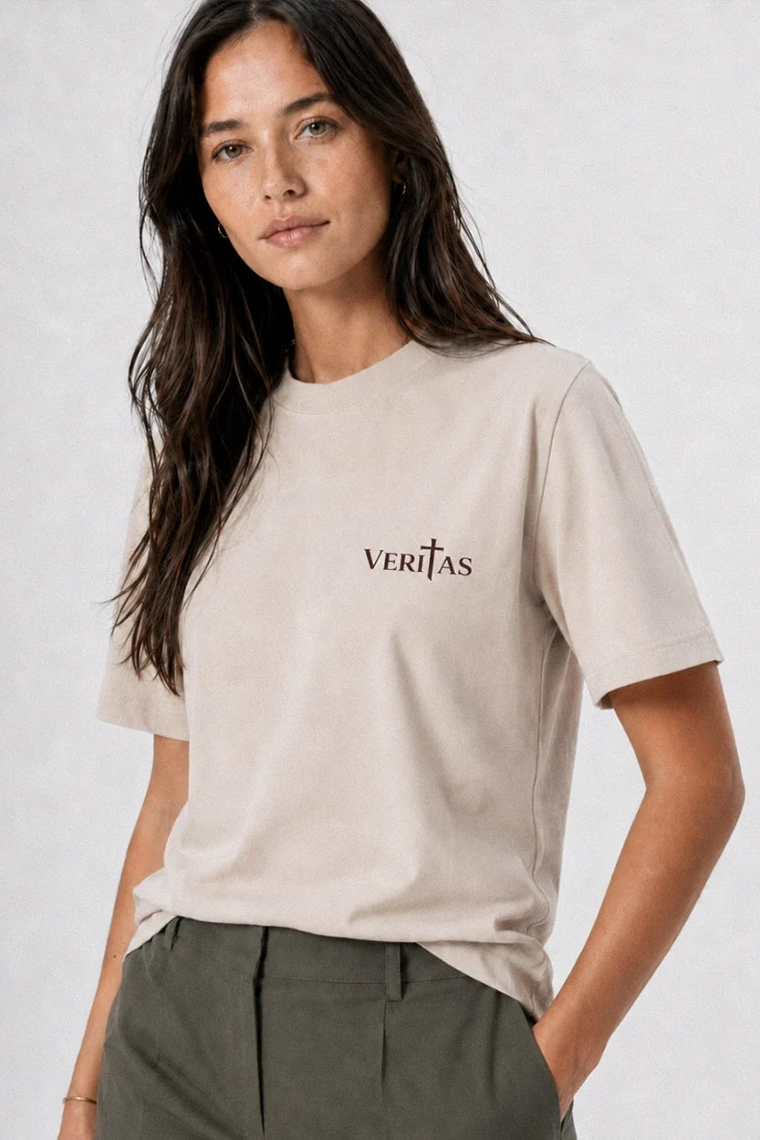 Detalle de la impresión de la camiseta cristiana beige VERITAS