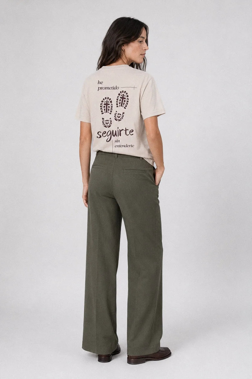 Modelo trasera con camiseta cristiana beige Mi promesa de VERITAS