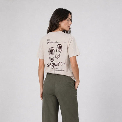 Modelo trasera con camiseta cristiana beige Mi promesa de VERITAS