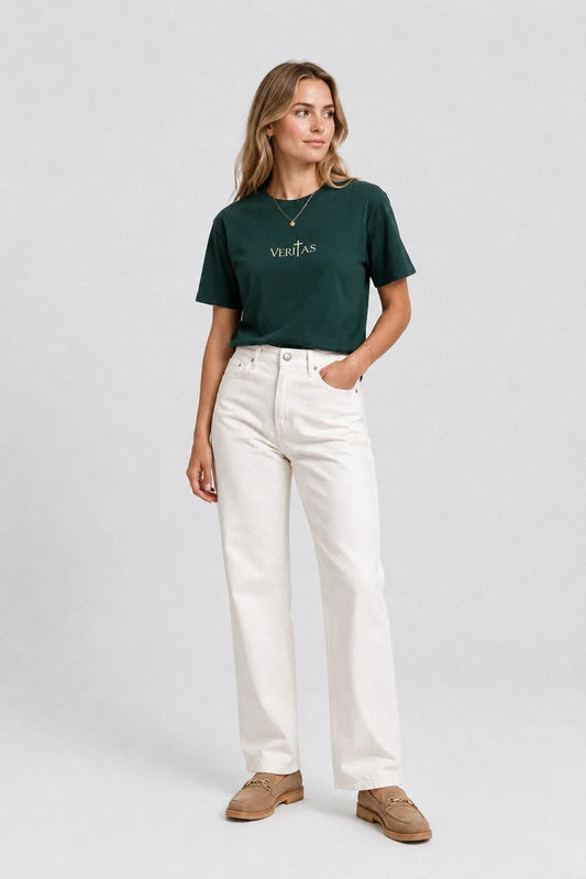 Modelo con camiseta cristiana verde Juan 8:32 de VERITAS