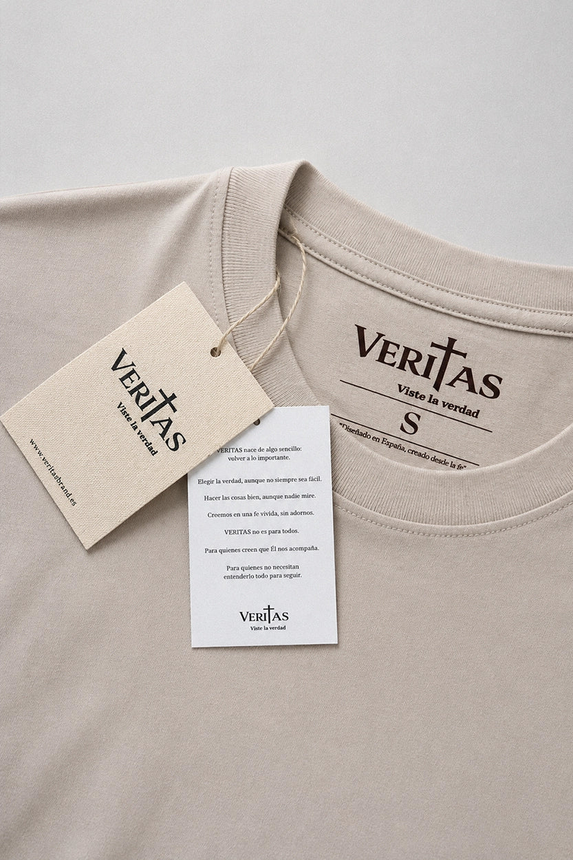 Detalle de la etiqueta de la camiseta cristiana beige VERITAS