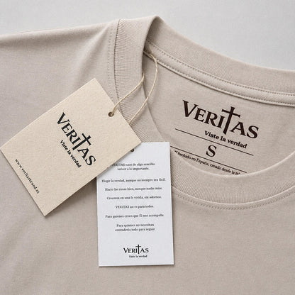 Detalle de la etiqueta de la camiseta cristiana beige VERITAS