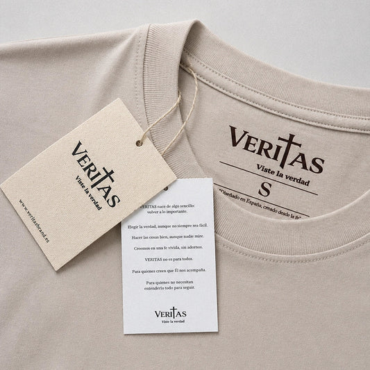 Detalle de la etiqueta de la camiseta cristiana beige VERITAS