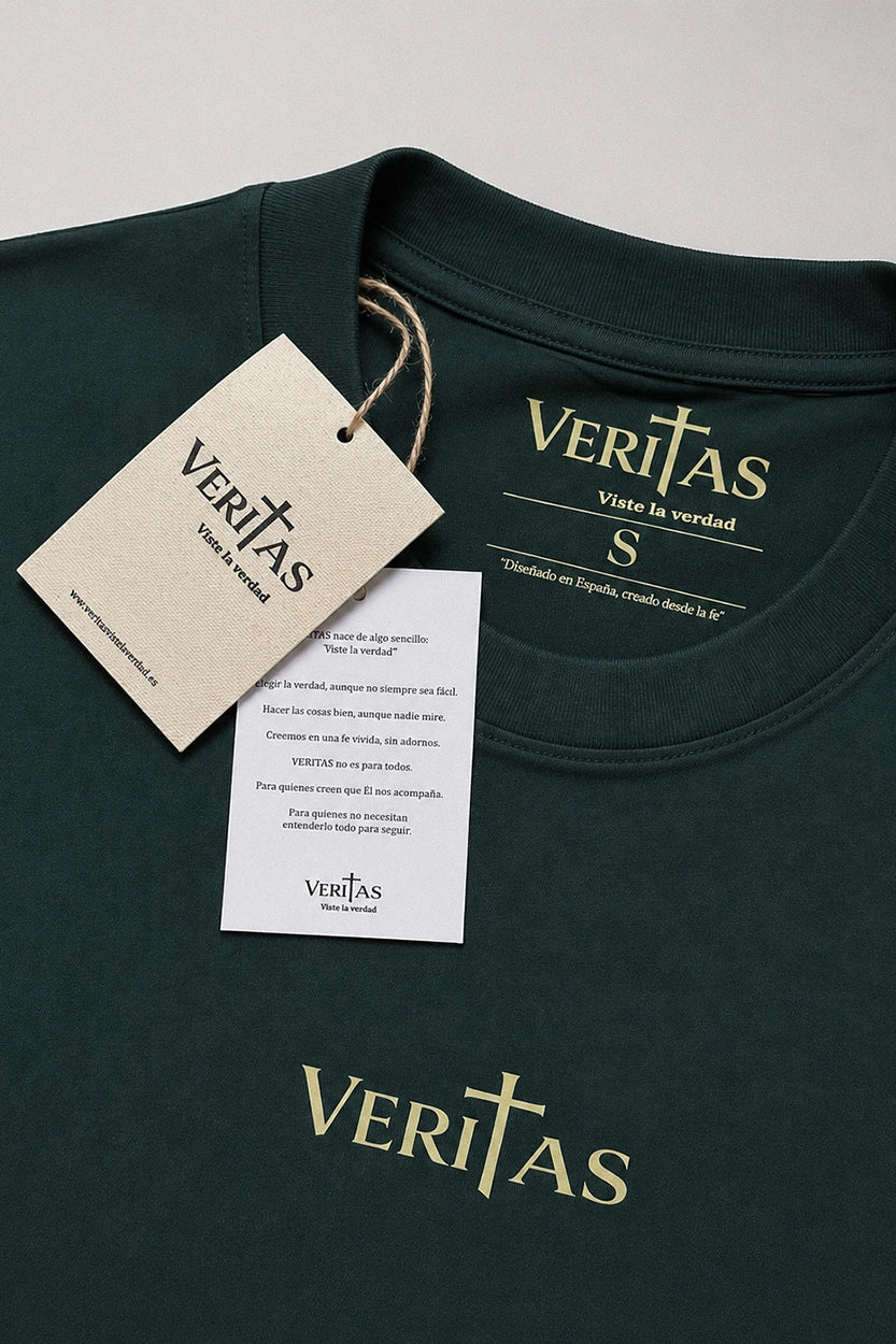 Detalle de la etiqueta de la camiseta cristiana verde VERITAS