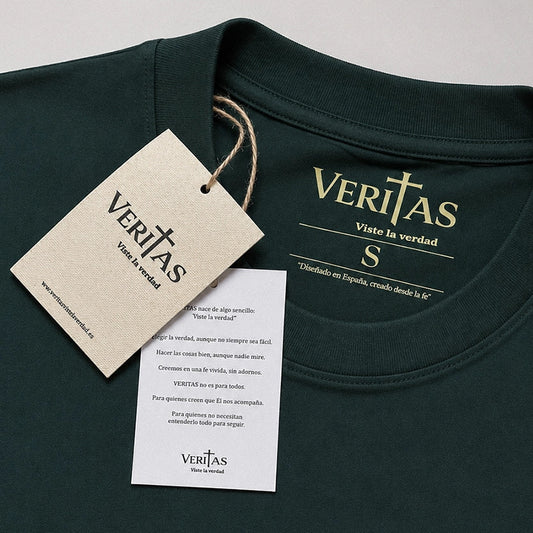 Detalle de la etiqueta de la camiseta cristiana verde VERITAS
