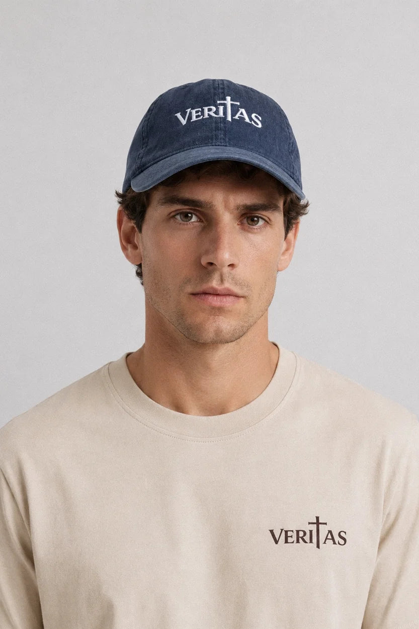 Hombre con gorra cristiana azul marino VERITAS