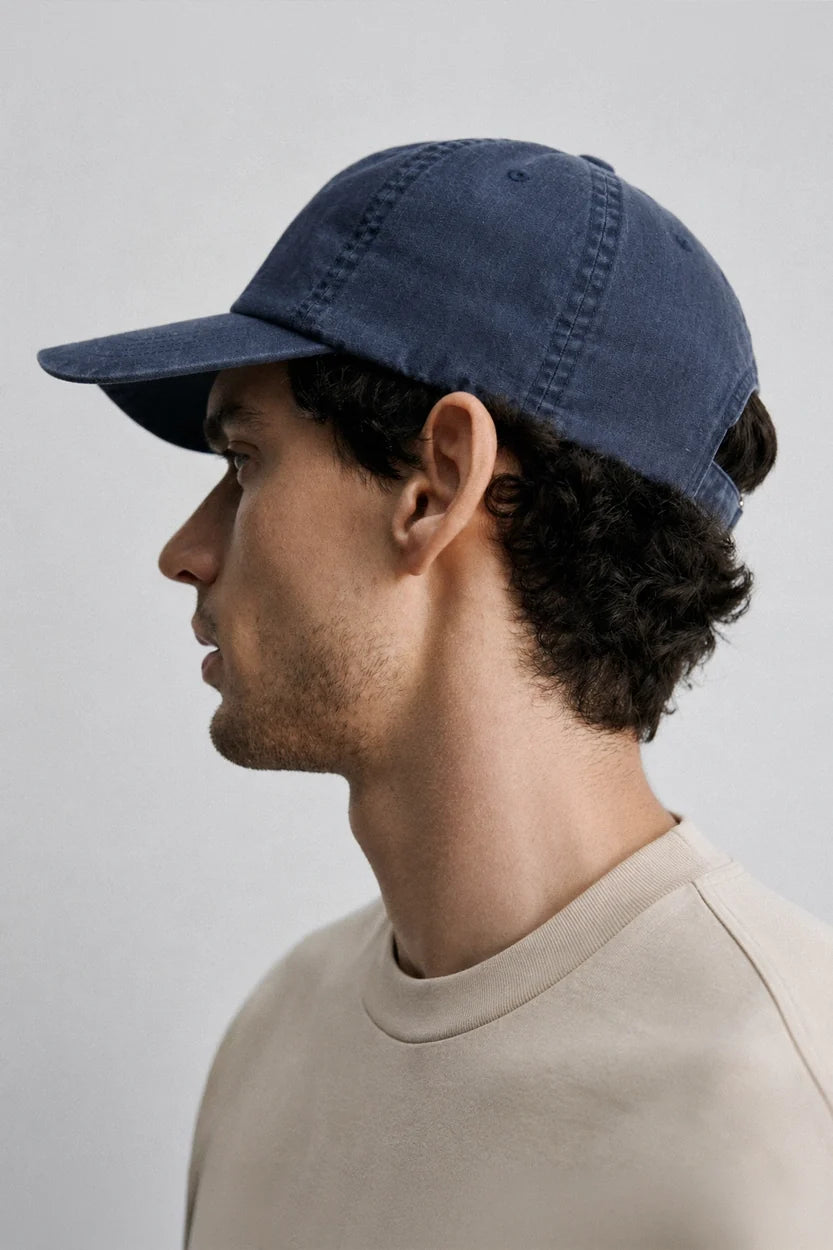 Vista lateral de la gorra azul marino VERITAS