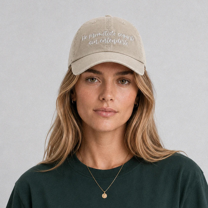 Mujer con gorra cristiana beige He prometido seguirte de VERITAS