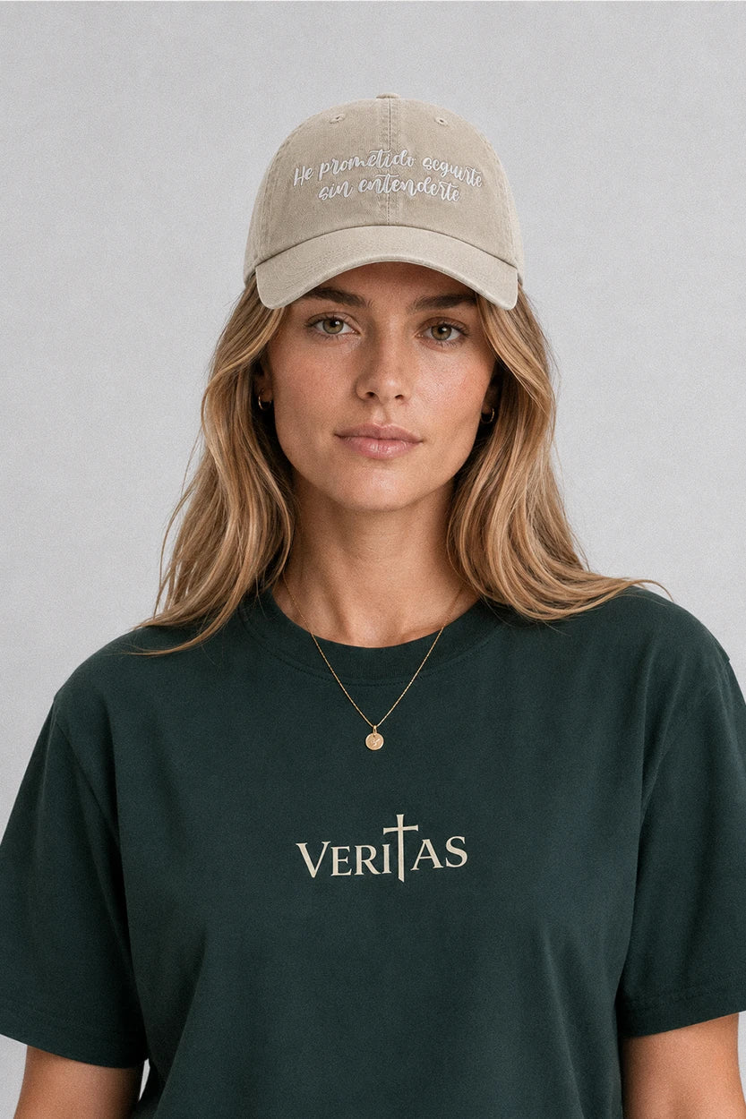 Mujer con gorra cristiana beige He prometido seguirte de VERITAS