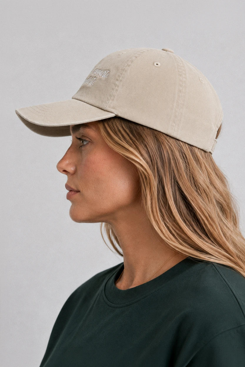 Vista lateral de la gorra beige ajustable de VERITAS